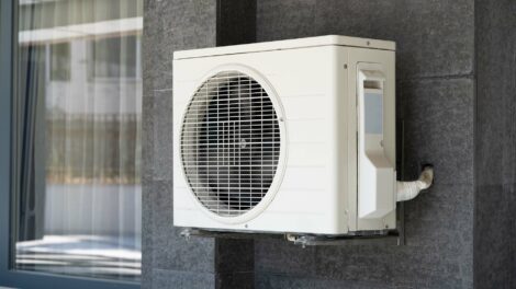Klíma készülékek felszerelése már előkészített helyszínen, a vakolást és festést követően